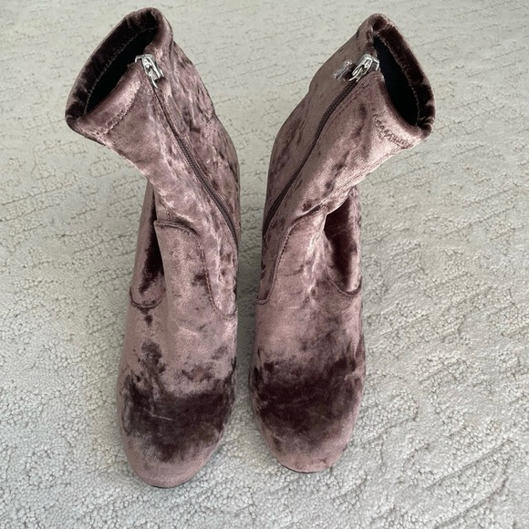 Steve Madden NWOB Velvet Booties in mushroom color size 6.5 - Picture 4 of 10